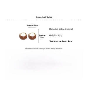 Vue détaillée des boucles d'oreilles créoles géométriques marron avec texture en émail
