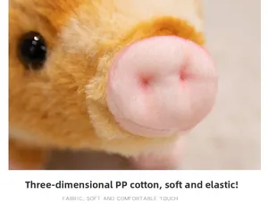 Gros plan d'une peluche cochon montrant la texture douce, les yeux noirs et le museau rose