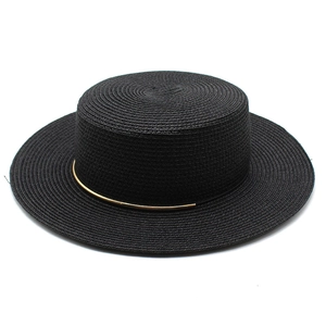 Cappello di paglia nero a tesa piatta con bordo dorato per la protezione solare in spiaggia