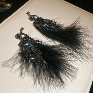 Boucles d'oreilles clips à pompon plume et cristaux noirs style de fête vintage