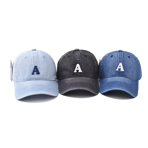 Set di tre cappellini da baseball in denim lavato con ricamo lettera A e visiera curva
