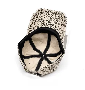 Détail interne de la structure en toile à six pans et boucle de réglage en métal du chapeau