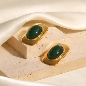 Boucles d'oreilles ovales vintage en or 18 carats avec pierres vert foncé sur socle