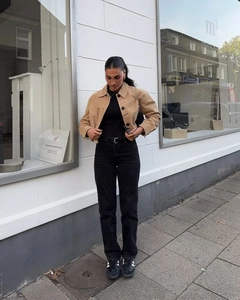 Tenue de rue avec une veste courte à revers camel et un pantalon droit noir élégant