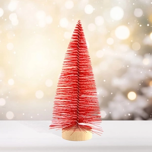 Gros plan d'un mini sapin de Noël rouge avec socle en bois sur une surface blanche