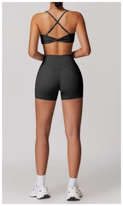 Vue arrière détaillée d'une brassière de sport noire à dos croisé et d'un short
