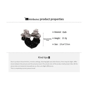 Détails du chouchou en tissu à pois montrant les dimensions de 17 cm et la matière