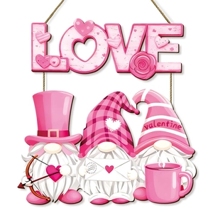 Valentinstag Türhänger aus Holz mit LOVE-Schriftzug und drei süßen rosa Gnomen