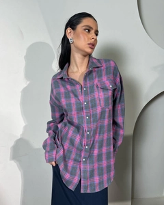 Détail d'une chemise à carreaux gris et rose avec col à revers et poche de poitrine