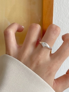 Detail shot of heart-shaped zircon ring in 925 sterling silver worn by a model