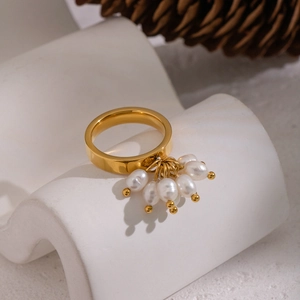 Eleganter Goldring aus Edelstahl mit Süßwasserperlen-Quasten und Barockperlen