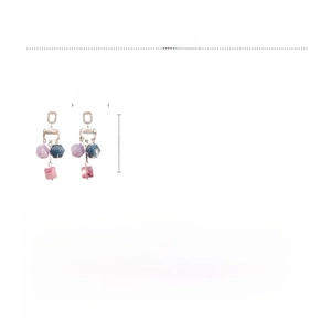 Vue détaillée des boucles d'oreilles cristal avec dimensions 5,9cm x 2,2cm et poids 10,9g