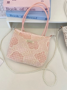 Sac en toile à carreaux roses avec broderie de rose et chaîne en perles
