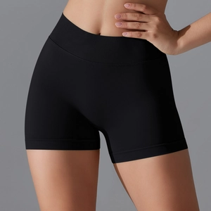 Gros plan du short de yoga noir sans couture à taille haute avec ceinture à côtes verticales