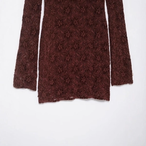Robe midi élégante en dentelle bordeaux avec broderie au crochet et manches longues