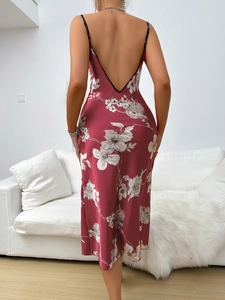 Vue détaillée d'une robe en satin bordeaux à fleurs avec décolleté en V et dos nu élégant