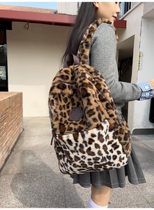 Vista esterna di un grande zaino di peluche leopardato con una toppa in pelle marrone