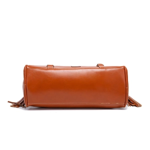 Vista inferior del bolso tote grande de cuero marrón retro con borlas y costuras.