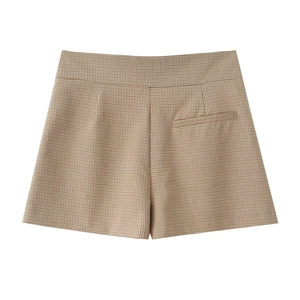 Flachbild von braun karierten High-Waist-Shorts mit weitem Bein und Gesäßtasche