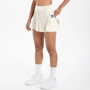 Détail d'une jupe de tennis plissée blanche avec poche téléphone dans le short intégré