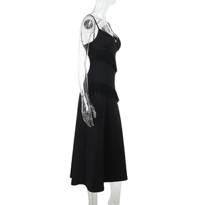 Vue latérale d'une robe mi-longue noire avec détails de volants superposés sur un mannequin