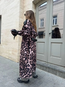 Elegante trench lungo leopardato con dettagli in pelle nera in stile urban street