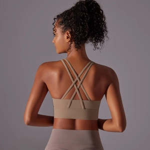 Dettaglio delle spalline incrociate del reggiseno sportivo yoga spazzolato cachi