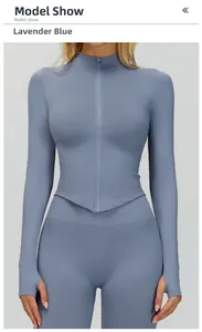 Vue avant du modèle portant une veste de yoga à col montant bleu violet et un legging