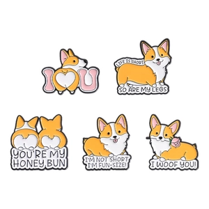Set van 5 schattige Corgi emaille pins met grappige teksten op een witte achtergrond