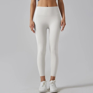 Detail van een witte yoga legging met hoge taille en een handige zijzak voor een telefoon