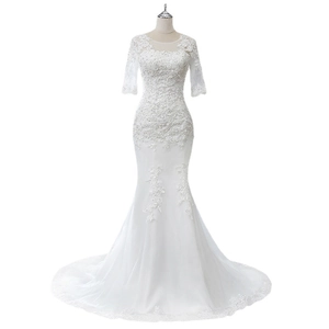 Elegantes weißes Meerjungfrau-Brautkleid mit Spitzenstickerei, Rundhals und Schleppe