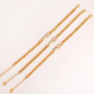 Tres pulseras doradas con ojo del diablo en esmalte de colores y colgantes de imperdibles