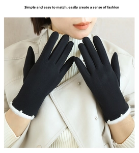 Detail der schwarzen Thermo-Handschuhe mit weißem Pelzbesatz und eleganten Perlen