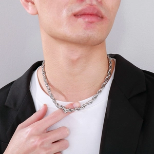 Gros plan d'une chaîne torsadée argentée de 7mm portée par un mannequin homme