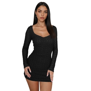 Elegante vestido corto negro de manga larga con encaje y escote en V de corte ajustado