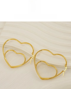 Vue détaillée des boucles d'oreilles cœur double couche plaquées or 18K en acier