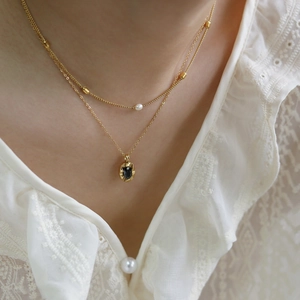 Elegant 18K gold-plated double-layer necklace with pearl and black oval pendant