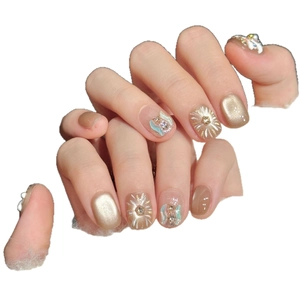 Lions Dance style press-on nails with golden cat-eye effect and daisy floral patterns