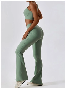 Détail de l'ensemble de yoga côtelé vert sauge avec brassière et legging évasé
