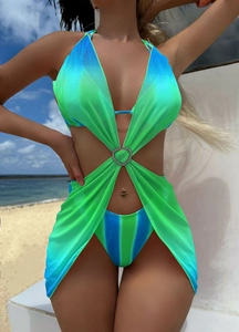 Detail der Herz-Strass-Schnalle an einem grünem Farbverlauf Mesh-Bikini-Überwurf