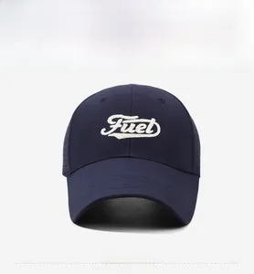 Vue de face détaillée de la casquette en maille avec broderie Fuel et visière longue