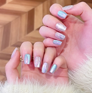 Détails de faux ongles aurora cat eye avec motifs de flammes bleu glacé et fini holographe