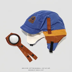 Blaue Kinderfliegermütze mit Brille und Astronauten-Aufnäher mit dickem Plüschfutter