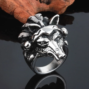 Vue macro d'une bague tête de loup style punk avec finition argentée et gravure détaillée
