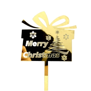 Détail d'un cake topper de Noël en acrylique doré avec gravure Merry Christmas