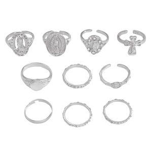 Detailansicht eines 10-teiligen silbernen Vintage-Ring-Sets mit Kreuzen und Reliefs