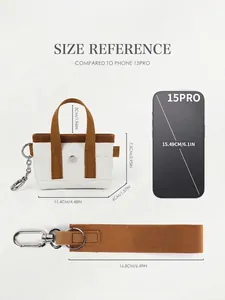 Guida alle taglie della mini borsa in tela con dimensioni confrontate con iPhone 15 Pro