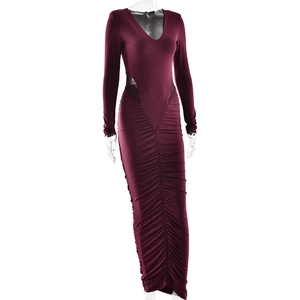 Détail d'une robe longue bordeaux avec des plis texturés et des empiècements en résille