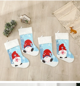 Chaussettes de Noël bleues avec motifs gnomes et bordure en peluche sur bois