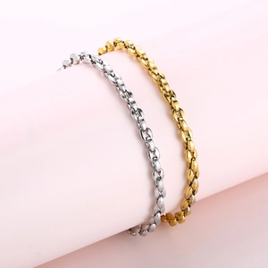 Minimalistisches Ketten-Fußkettchen in Gold und Silber auf einem rosa Ständer